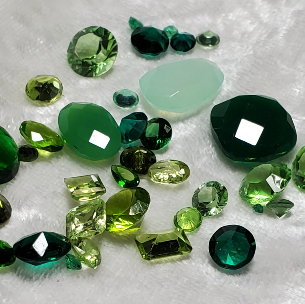 Green gemstones lot of 35 stones